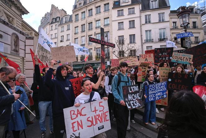 Manifestação contra o subfinanciamento crónico do ensino superior, em frente ao Ministério do Ensino Superior, Investigação e Espaço, em Paris, 10 de março de 2026. 