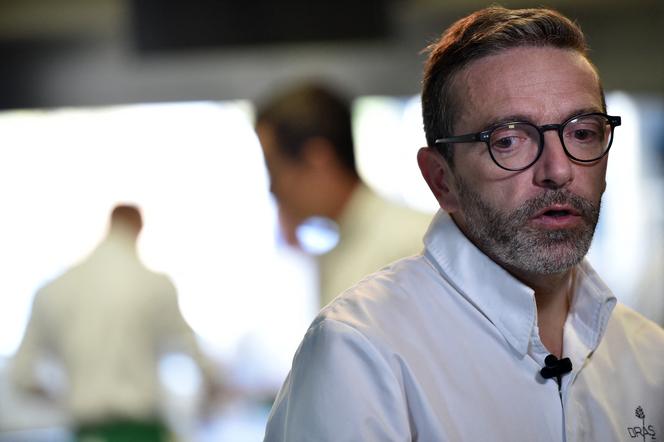 Le chef Sébastien Bras, dans la cuisine de son restaurant Le Suquet, à Laguiole (Aveyron), en septembre 2017. 