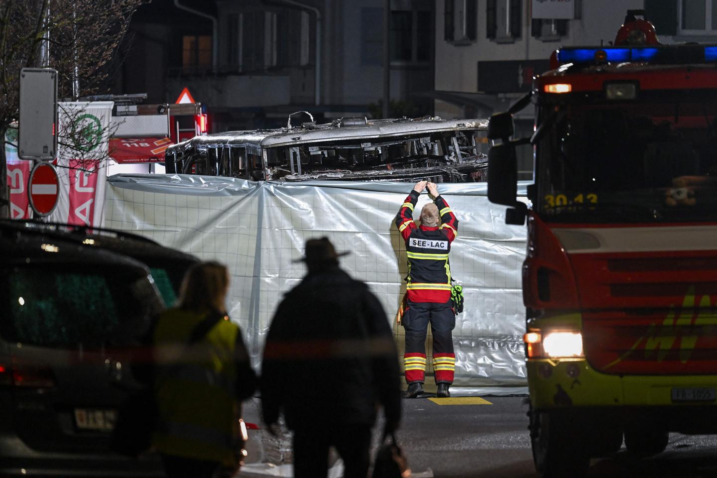 L’incendie meurtrier d’un autocar en Suisse a été déclenché par un homme « marginal et perturbé » qui s’est immolé, selon le procureur
