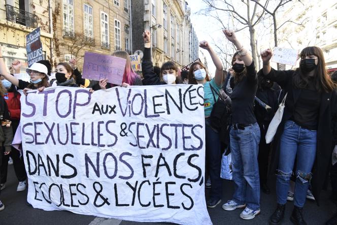 Lors d’une manifestation contre les violences sexistes et sexuelles dans l’éducation nationale, à Paris, le 6 mars 2021.