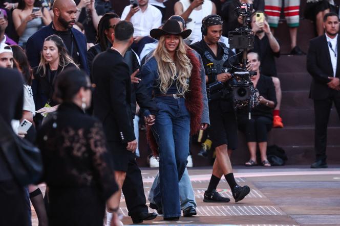 Beyoncé durante o desfile primavera-verão 2026 da Louis Vuitton, em Paris, 24 de junho de 2025. 