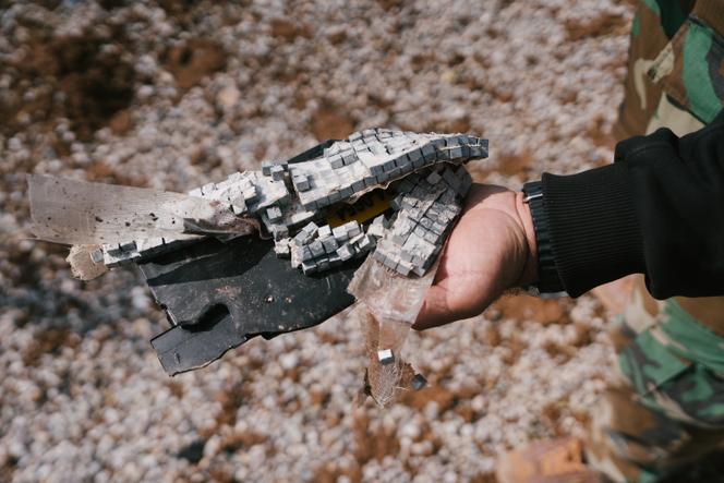 Un fragment de drone Shahed iranien, trouvé dans un camp du Parti de la liberté du Kurdistan, sur la route de Dara Shakran, à une trentaine de kilomètres d’Erbil (Irak), le 9 mars 2026.