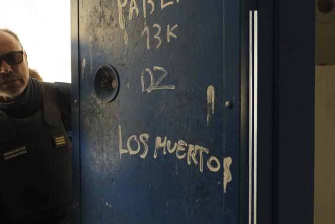 Graffiti na porta de uma cela de uma prisão juvenil localizada no bairro Valentine, em Marselha, em 19 de fevereiro de 2026.