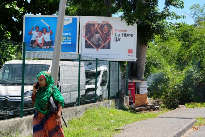 Une publicité annonçant l’arrivée de la fibre Orange à Mayotte, dans le centre-ville de Mamoudzou, le 3 décembre 2025.