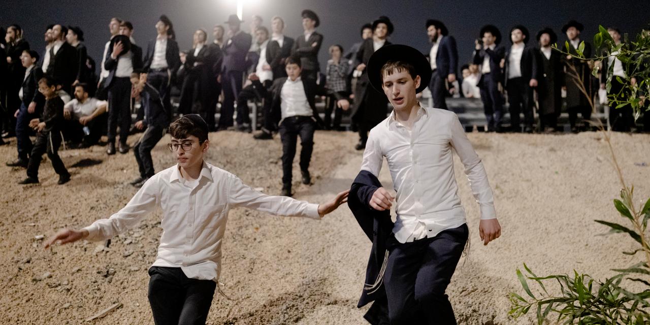 Bnei Brak, le 9 février 2026. Manifestation spontanée des jeunes Haredims suite à l'arrestation d'un étudiant de Yéchisha pour avoir refusé de se soumettre au service militaire. Les jeunes de la communauté ont bloqué l'autoroute à la sortie de Bnei Brak. Des échauffourées avec la police ont lieu en contre bas, les jeunes s'apprêtent à descendre.