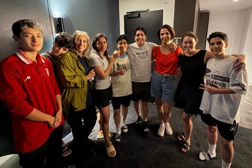 Uma foto sem data divulgada pelo Departamento de Assuntos Internos australiano em 11 de março de 2026 mostra seis jogadoras de futebol iranianas e uma oficial da seleção nacional com duas autoridades locais não identificadas (2ª e 3ª a partir da direita) em Sydney, depois de procurarem asilo na Austrália.