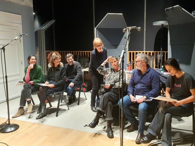 Anne Azoulay (à gauche) lors de l’enregistrement du podcast « Une sale affaire », réalisé par Sophie-Aude Picon, en décembre 2025.