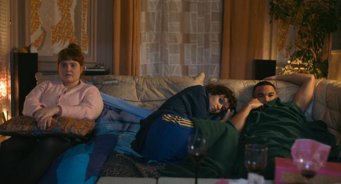Liv Henneguier (Louise),  Clara Bretheau (Charlie) et Théo Christine (Nelson) dans « Quelqu'un devrait interdire les dimanches après-midi », d'Isabel Coixet.