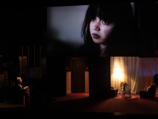 Marie Denarnaud et Prune Bozo dans « Scènes d’intérieur », de Mélanie Leray et Edouard Delelis, lors de la création à Fouesnant (Finistère), le 3 mars 2026.