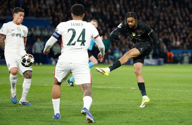Le Parisien Bradley Barcola marque le premier but du match PSG-Chelsea, à Paris, en Ligue des champions, le 11 mars 2026.