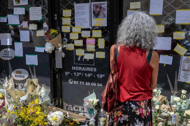 Des messages de condoléances déposés sur la porte du salon où travaillait Hichem Miraoui, coiffeur tunisien assassiné le 31 mai 2025, à Puget-sur-Argens (Var), le 8 juin 2025.