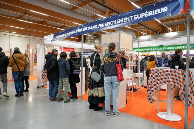 Aujourd’hui, les journées portes ouvertes de l’enseignement supérieur sont entrées au calendrier des familles françaises à la saison des jonquilles et des vœux sur Parcoursup. 