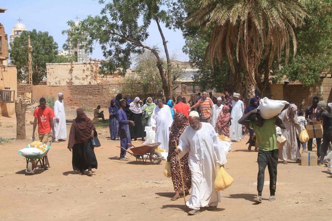 Moradores recebem ajuda do Programa Alimentar Mundial em Omdurman, Sudão, 11 de março de 2026.