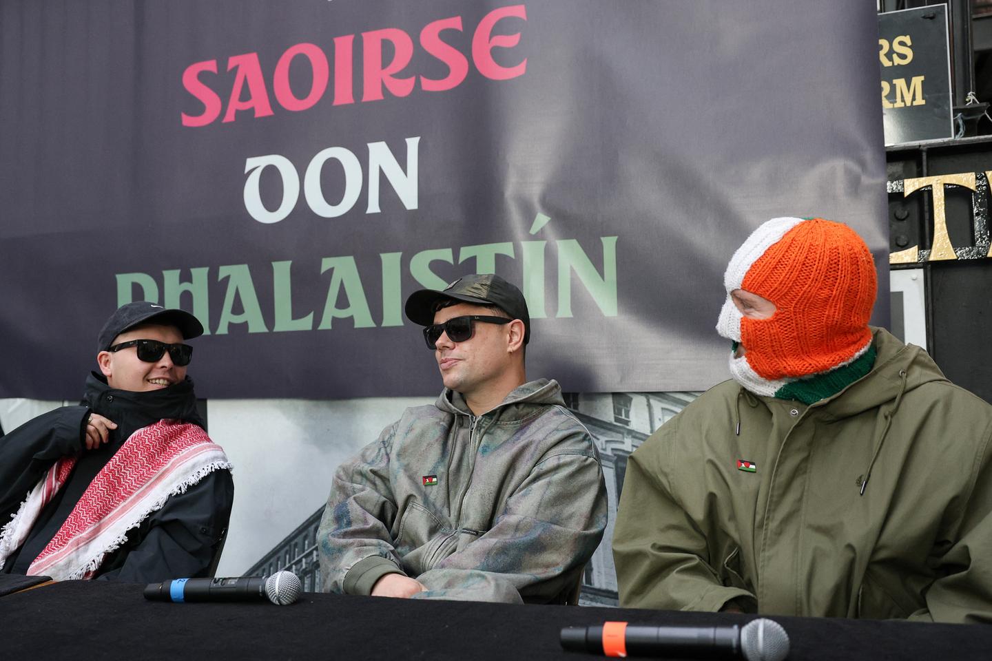 La justice britannique confirme l’abandon des poursuites contre Mo Chara, rappeur du groupe Kneecap qui avait arboré un drapeau du Hezbollah sur scène