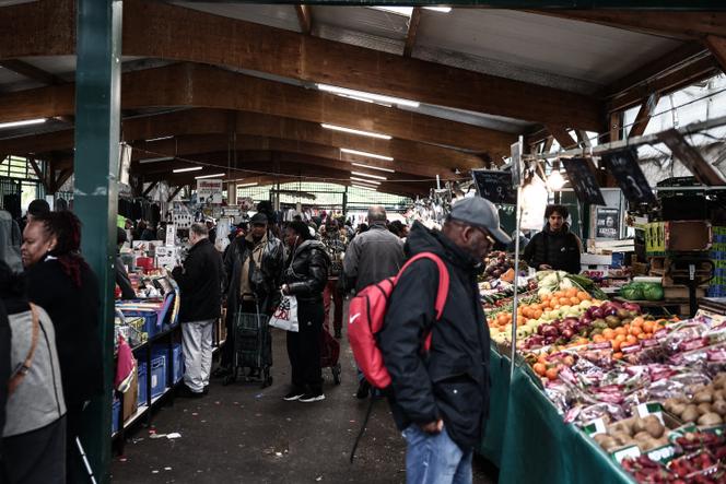 Le marché des Lochères, à Sarcelles (Val-d’Oise), le 25 avril 2025. 