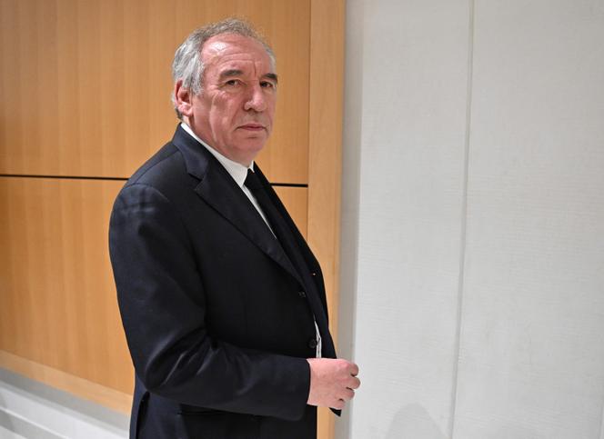 François Bayrou quittant le tribunal de première instance de Paris, le 5 février 2024, jour du prononcé du jugement dans son procès.