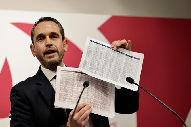 Pierre Jouvet, secrétaire général du Parti socialiste, brandit des tableaux dénombrant des alliances entre des listes de droite et des listes d’extrême droite pour les élections municipales lors d’une conférence de presse au siège du parti à Paris, le 11 mars 2026.