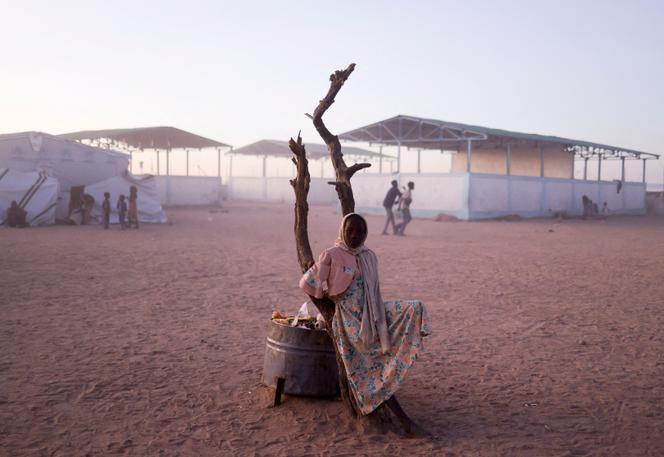 Une jeune réfugiée soudanaise originaire d’El-Fasher  dans le camp de transit de Tiné,  dans l’est du Tchad, le 23 novembre 2025.