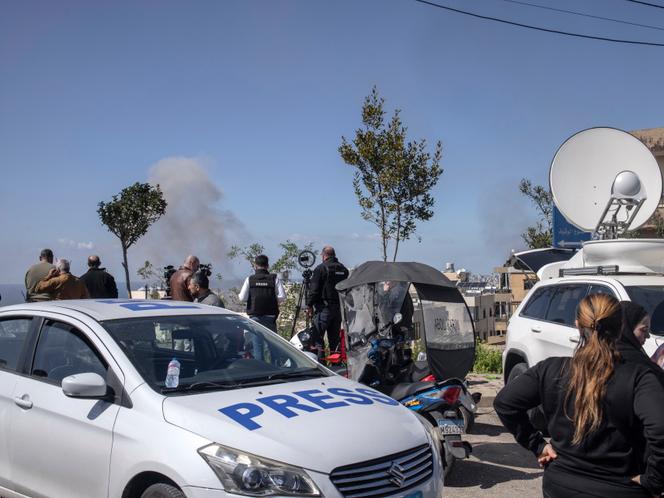 Des journalistes libanais et étrangers couvrent les bombardements de l’armée israélienne sur la banlieue sud de Beyrouth, le 5 mars 2026.