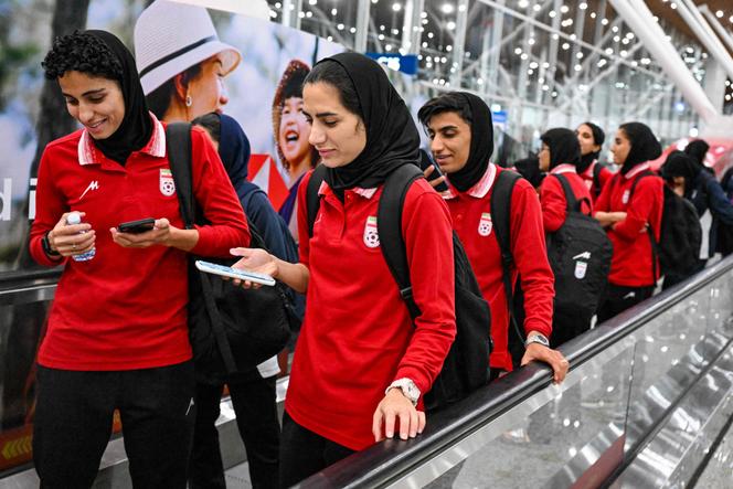 Des joueuses de l’équipe féminine iranienne de football arrivent à l’aéroport international de Kuala Lumpur après avoir participé à la Coupe d’Asie féminine de l’AFC Australie 2026, à Sepang, le 11 mars 2026.