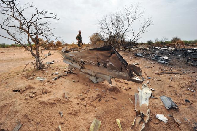 Des débris du vol AH 5017 d’Air Algérie éparpillés sur le site du crash dans la région de Gossi, au Mali, le 26 juillet 2014.