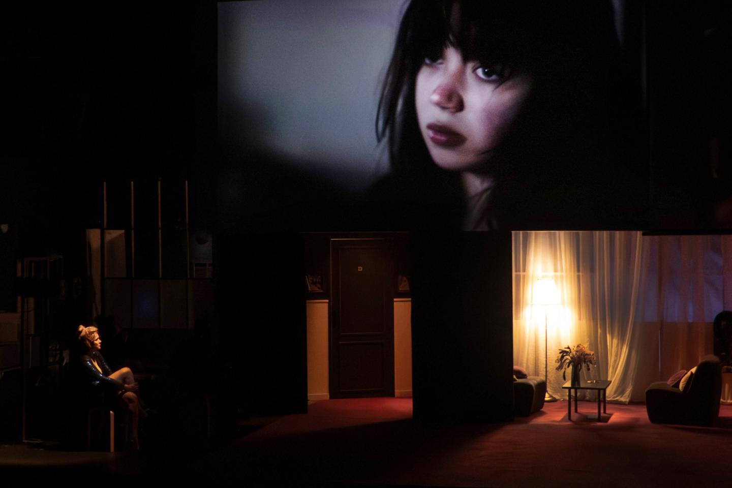 Au Théâtre du Rond-Point, le spectacle « Scènes d’intérieur » a la main lourde