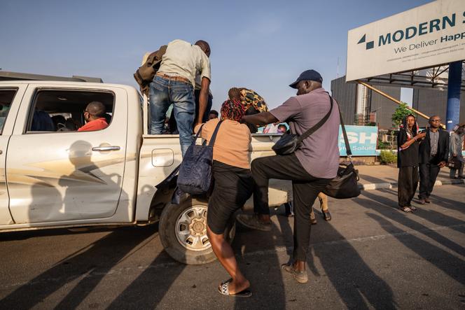 Scène de covoiturage à Abuja, le 9 mars 2026, après la hausse des tarifs des transports en commun de la capitale nigériane liée à la hausse du prix des carburants.