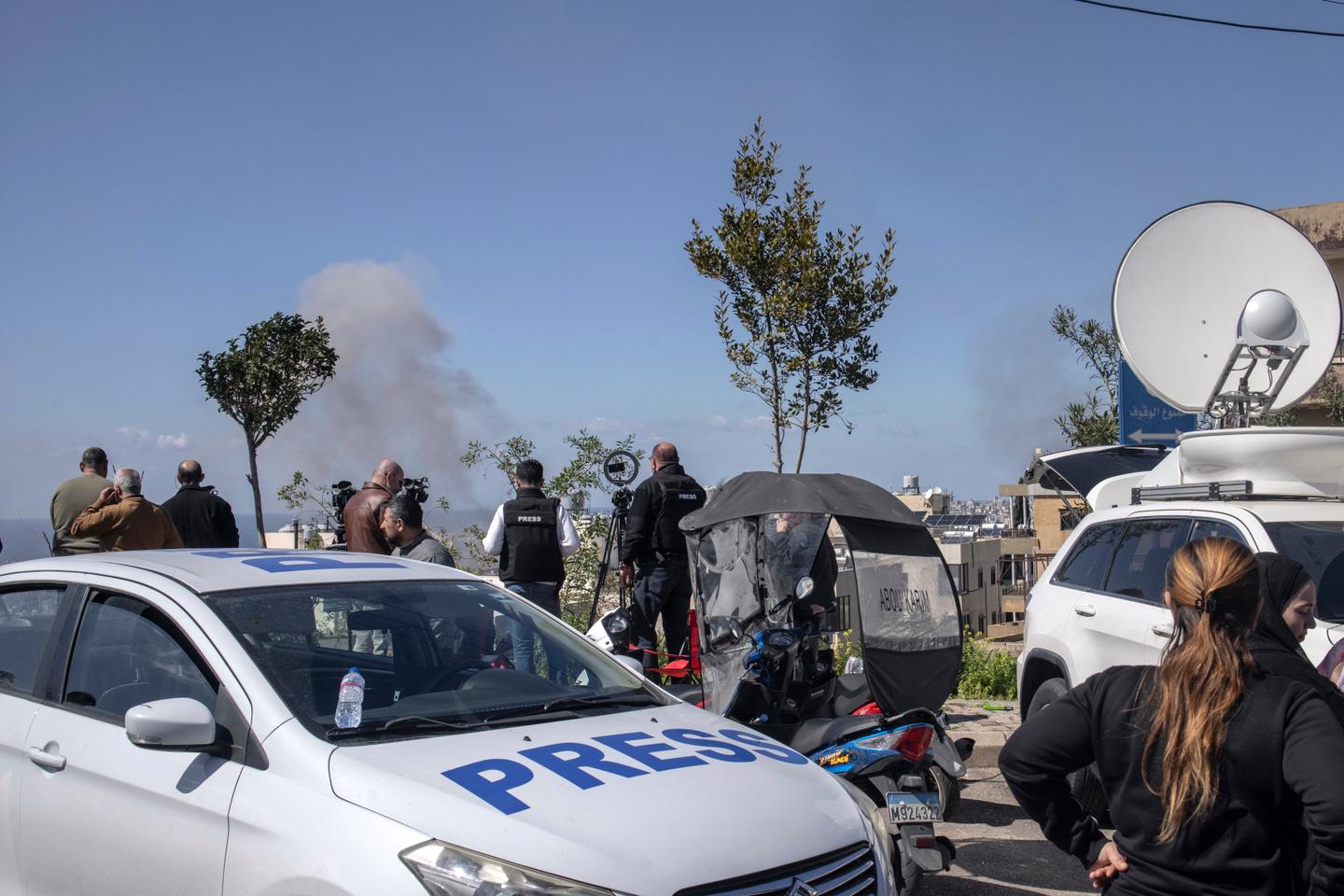 Comment les médias couvrent la guerre au Moyen-Orient malgré les pressions sur les journalistes et l’essor des images générées par IA