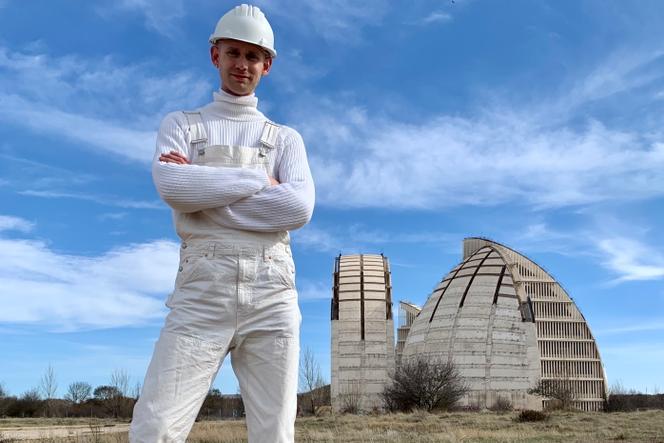 Erik Harley devant la Ciudad del Medio Ambiente de Soria (Espagne), en avril 2022.