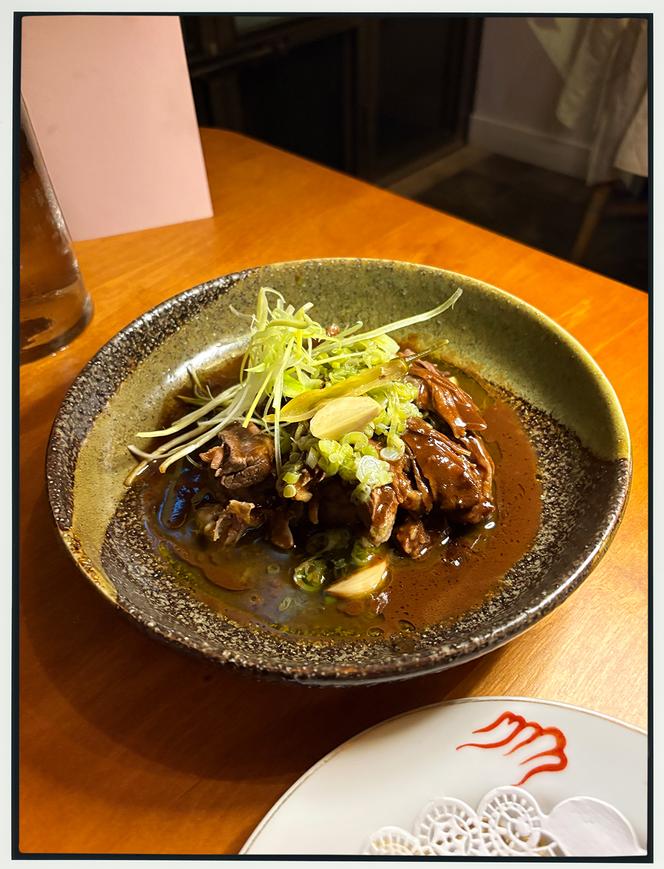 Le plat-de-côtes à la sauce au poivre vert et pickles d’ail nouveau.