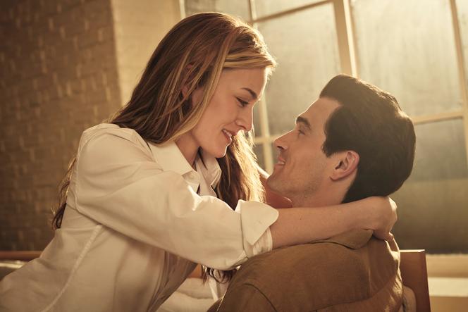 Sarah Pidgeon (Carolyn Bessette Kennedy) e Paul Kelly (John F. Kennedy Jr) na série “Love Story: John Kennedy & Carolyn Bessette”, criada por Connor Hines.