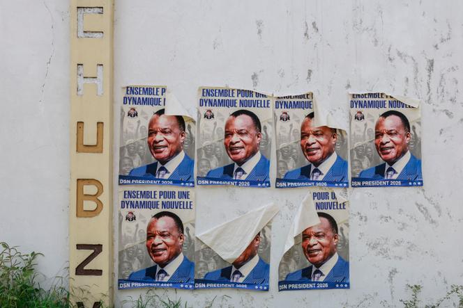 Des affiches électorales de Denis Sassou Nguesso pour la présidentielle, à Brazzaville, le 12 mars 2026.