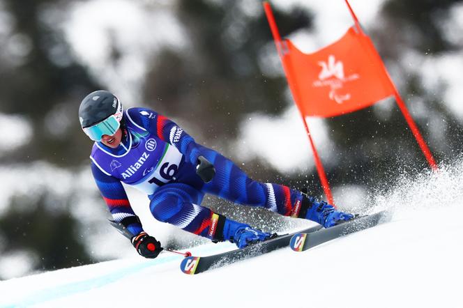 A esquiadora francesa Aurélie Richard, durante a prova de slalom gigante em pé dos Jogos Paraolímpicos, em Cortina d'Ampezzo (Itália), em 12 de março de 2026.