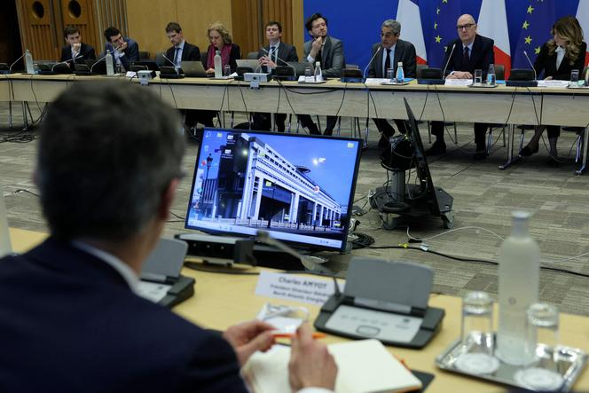 Le ministre de l’économie et des finances, Roland Lescure (2e à droite), le ministre du commerce extérieur, Serge Papin (3e à droite), et la porte-parole du gouvernement, Maud Bregeon (à droite), lors d’une réunion intergouvernementale avec des distributeurs de carburants, à Paris, le 12 mars 2026.