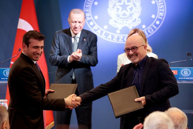 Selçuk Bayraktar, directeur technique de Baykar (à gauche), serre la main de Roberto Cingolani, directeur général de Leonardo, devant le président turc, Recep Tayyip Erdogan, à Rome, le 29 avril 2025.