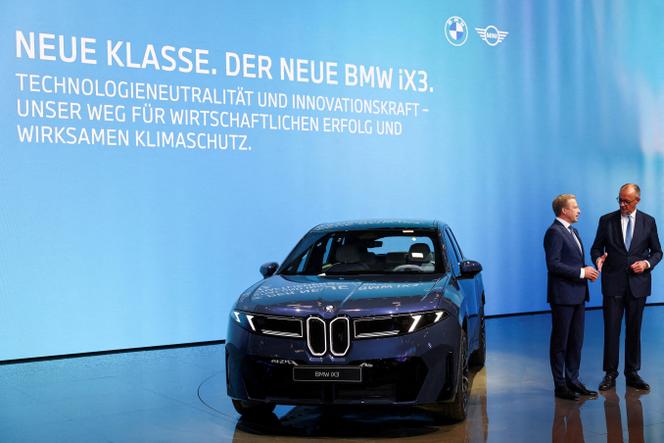 Le PDG du groupe BMW Oliver Zipse et le chancelier allemand Friedrich Merz, lors du salon automobile 2025 à Munich (Allemagne), le 9 septembre 2025.