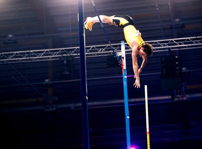 Armand Duplantis bate novo recorde mundial no salto com vara (6,31 m), durante encontro indoor, em Uppsala (Suécia), no dia 12 de março de 2026.