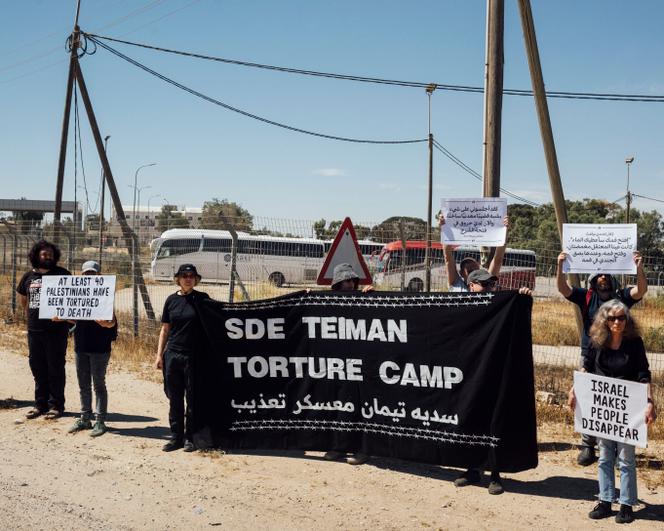 Plusieurs dizaines d’Israéliens manifestent devant la base militaire de Sde Teiman, où sont enfermés une partie des Gazaouis arrêtés par l'armée lors de leurs opérations militaires à Gaza, à Be’er Sheva (Israël), le 20 avril 2024.