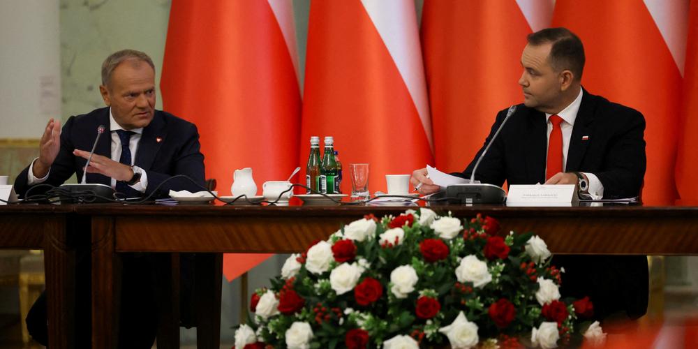 Le premier ministre pro-européen polonais, Donald Tusk, au côté du président nationaliste, Karol Nawrocki, lors d’un conseil des ministres au palais présidentiel, à Varsovie, le 27 août 2025. - KACPER PEMPEL / REUTERS