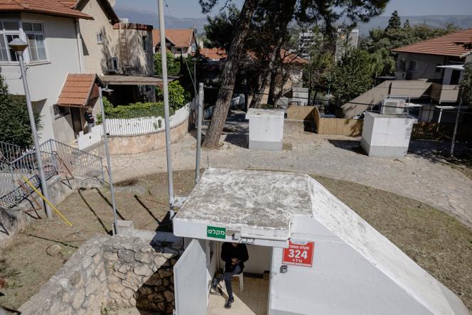 Um abrigo coletivo, compartilhado por diversas famílias do bairro de Kiryat Shmoma, 10 de março de 2026. 