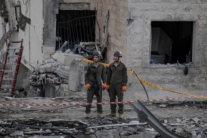 Recherche de victimes, après un tir de missile, à Bet Shemesh (Israël), le 1er mars 2026.