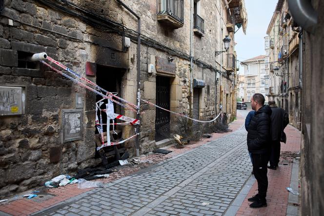 Devant le bâtiment incendié dans la ville de Miranda de Ebro (Espagne), le 11 mars 2026.