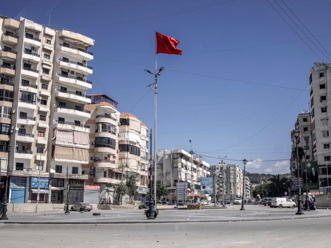 Un drapeau rouge hissé, symbole de vengeance et du sang des martyrs dans la tradition chiite, à Dahiyé, la banlieue sud de Beyrouth, le 8 mars 2026.