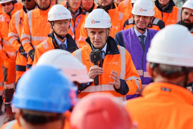 Emmanuel Macron s’exprime lors d’une visite du chantier de construction des réacteurs de nouvelle génération EPR2 à la centrale nucléaire de Penly, à Petit-Caux, sur la côte de la Manche, le 12 mars 2026.