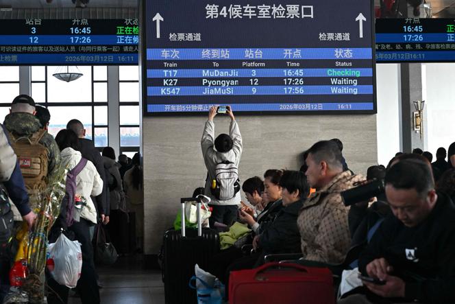 Sur cet écran de signalisation de la gare de Pékin, un train à destination de Pyongyang, le 12 mars 2026.
