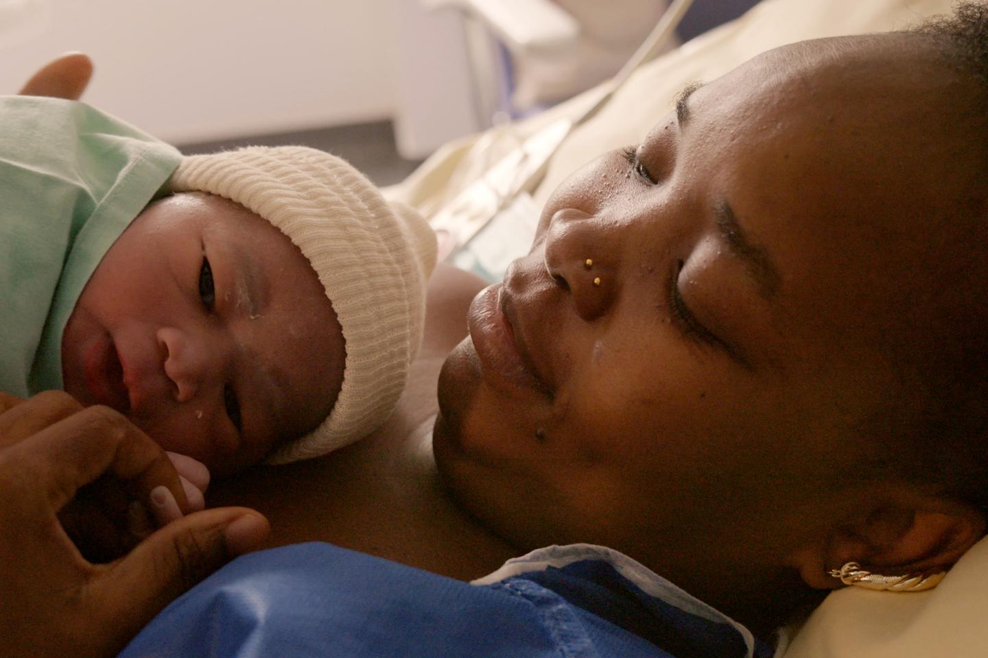 « Notre corps », sur France.tv : à l’hôpital Tenon, de la naissance à la mort, le parcours de femmes combattantes