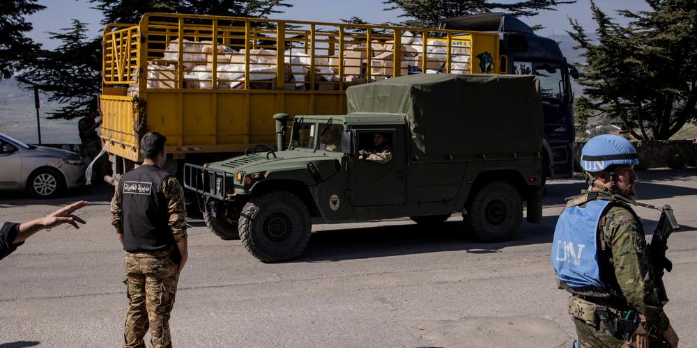 Des soldats libanais et de la Finul devant un camion humanitaire, à Qlayaa, dans le sud du Liban, le 11 mars 2026. - RAFAEL YAGHOBZADEH POUR « LE MONDE »