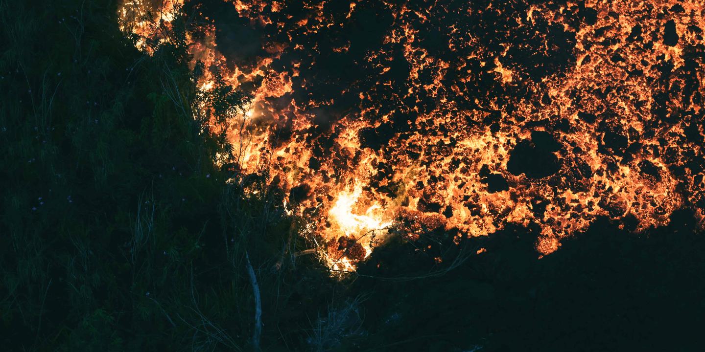 La Réunion : coulées de lave du Piton de la Fournaise coupent la RN reliant le sud à l'est