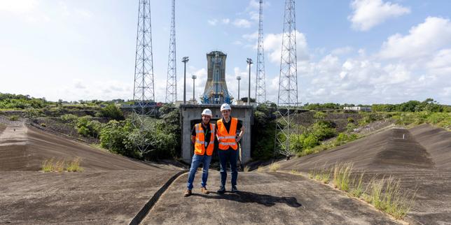 Denis Grauby (à gauche), représentant de MaiaSpace, et Raphaël Chevrier, porte-parole du groupe français, sur l’ancien site de lancement de fusées de Kourou, en Guyane, le 13&nbsp;février&nbsp;2026.