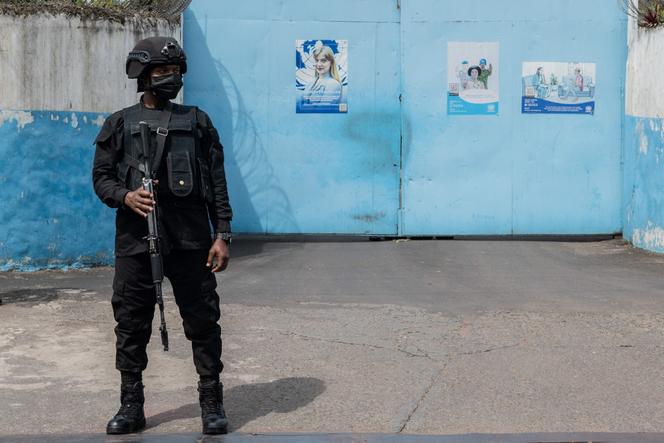 Un combattant du Mouvement du 23 mars (M23), un groupe paramilitaire soutenu par le Rwanda, à Goma, en République démocratique du Congo, le 12 mars 2026. 